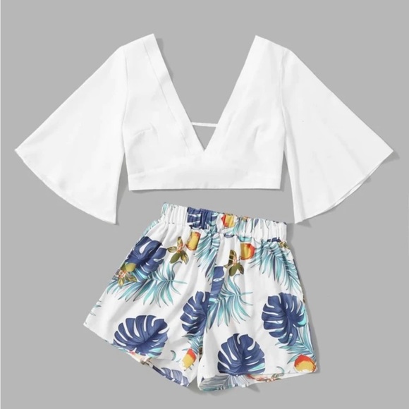 NWT VCAY Plunging Self-Tie Top & Tropical Print Shorts Set Size XS Set - Picture 3 of 4